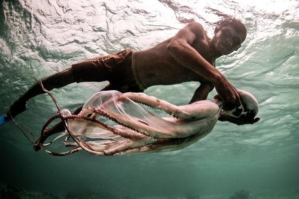 Chàng trai Việt sống thử cùng bộ tộc bí ẩn, phụ nữ đeo đĩa vào môi-4