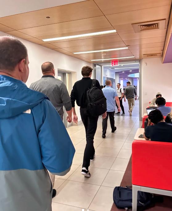 Bức ảnh bóng lưng nam thần của con trai Donald Trump gây sốt-1