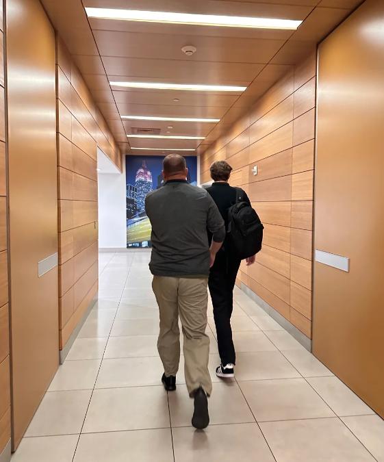 Bức ảnh bóng lưng nam thần của con trai Donald Trump gây sốt-2