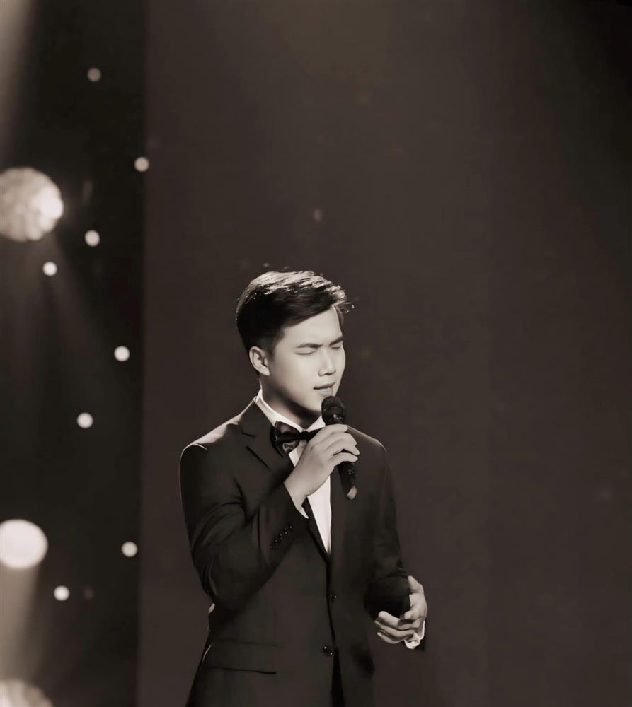 Nam ca sĩ Việt điển trai: Anh ấy hôn má tôi rồi bảo, chỉ anh mới lo được cho thôi-2