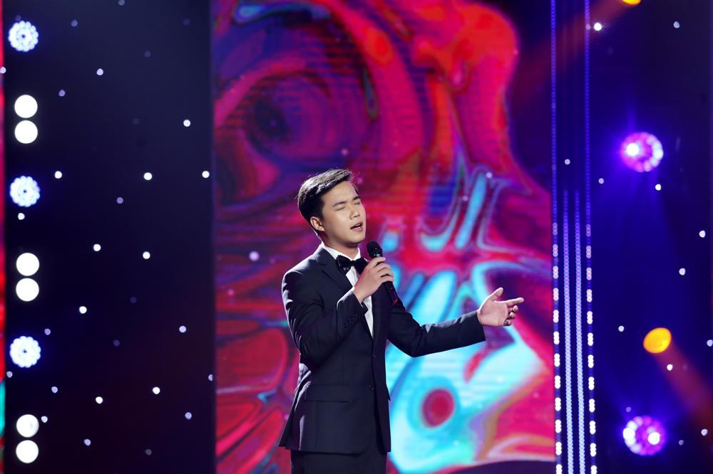 Nam ca sĩ Việt điển trai: Anh ấy hôn má tôi rồi bảo, chỉ anh mới lo được cho thôi-3