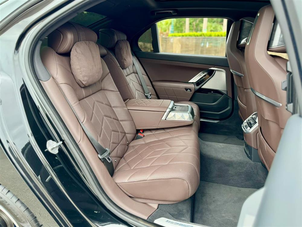 Rapper Andree tậu BMW 7-Series giá niêm yết hơn 5 tỷ đồng, CĐM mạng khen ‘đỉnh nóc kịch trần’-8