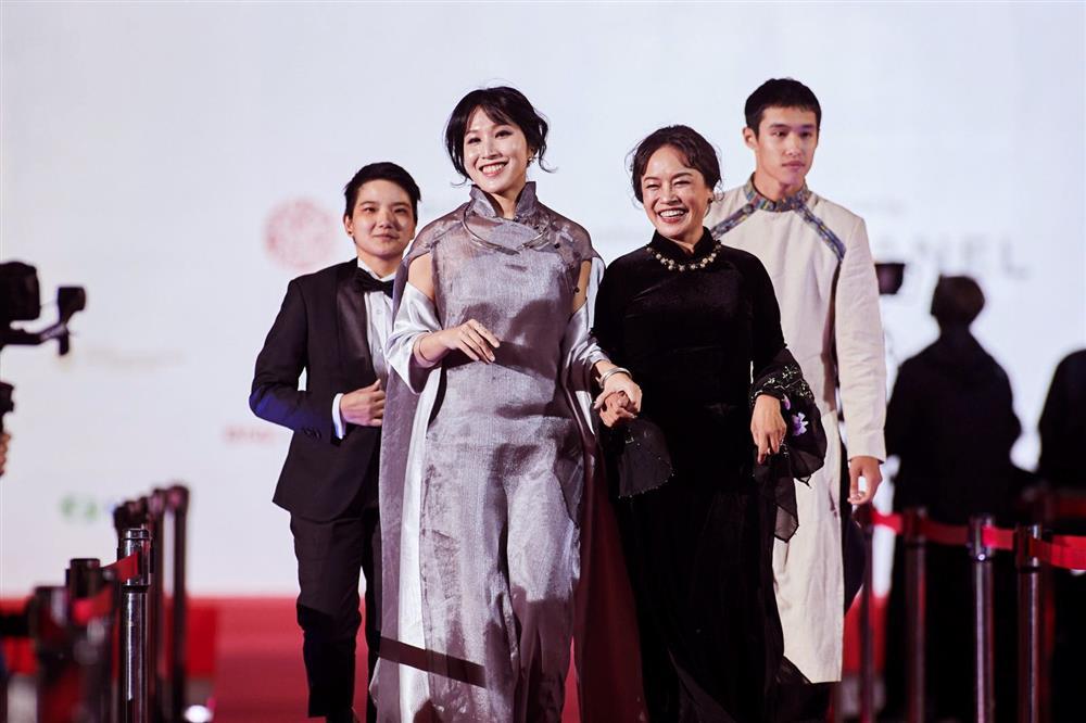 Diễn viên đóng vai ô sin mù chữ trên phim VTV ngoài đời là vợ đạo diễn nổi tiếng-7