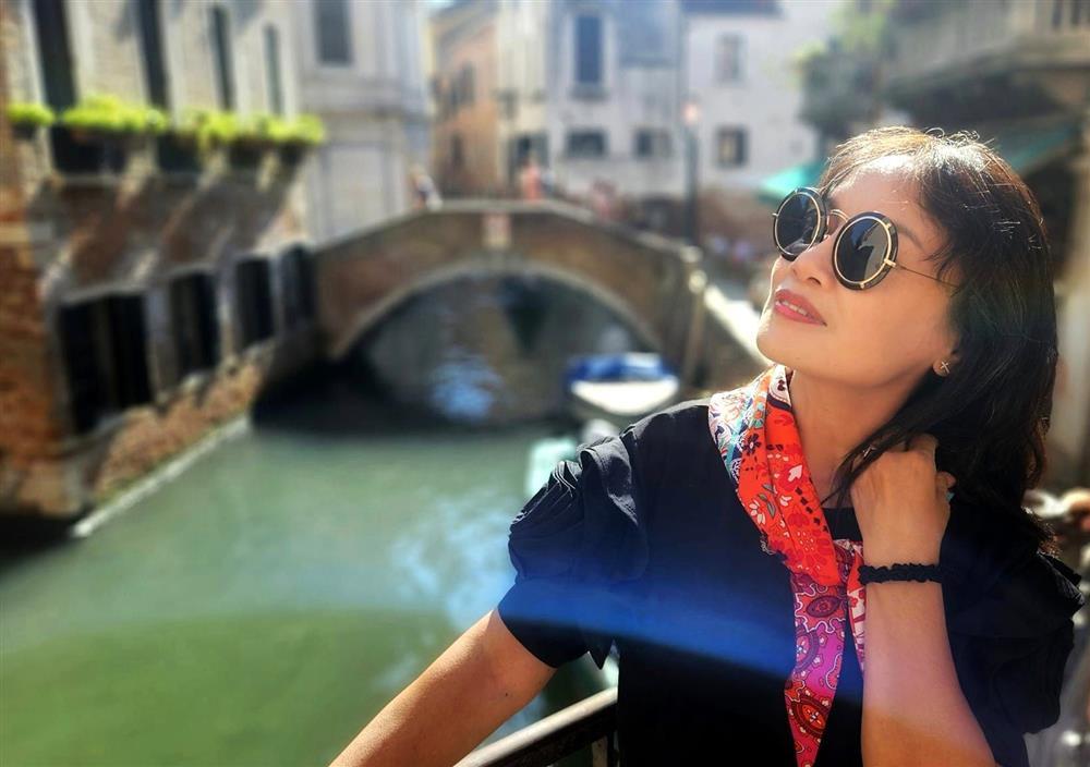 Diễn viên đóng vai ô sin mù chữ trên phim VTV ngoài đời là vợ đạo diễn nổi tiếng-10