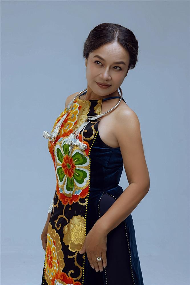 Diễn viên đóng vai ô sin mù chữ trên phim VTV ngoài đời là vợ đạo diễn nổi tiếng-11