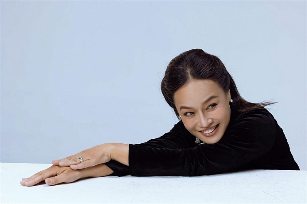 Diễn viên đóng vai ô sin mù chữ trên phim VTV ngoài đời là vợ đạo diễn nổi tiếng-12