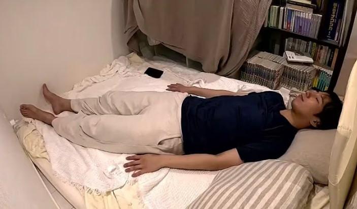 Sống trong căn hộ 9m2, người đàn ông phải nằm chéo mới ngủ được-2