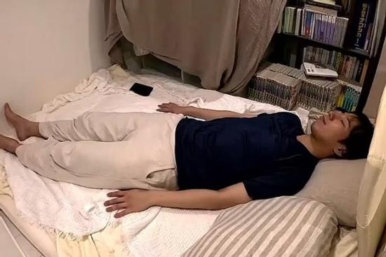 Sống trong căn hộ 9m2, người đàn ông phải nằm chéo mới ngủ được