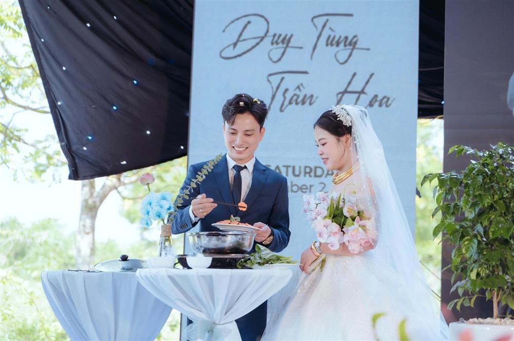 Chú rể Hà Nội nhúng lẩu, mời cô dâu thưởng thức ngay trên sân khấu lễ cưới-1