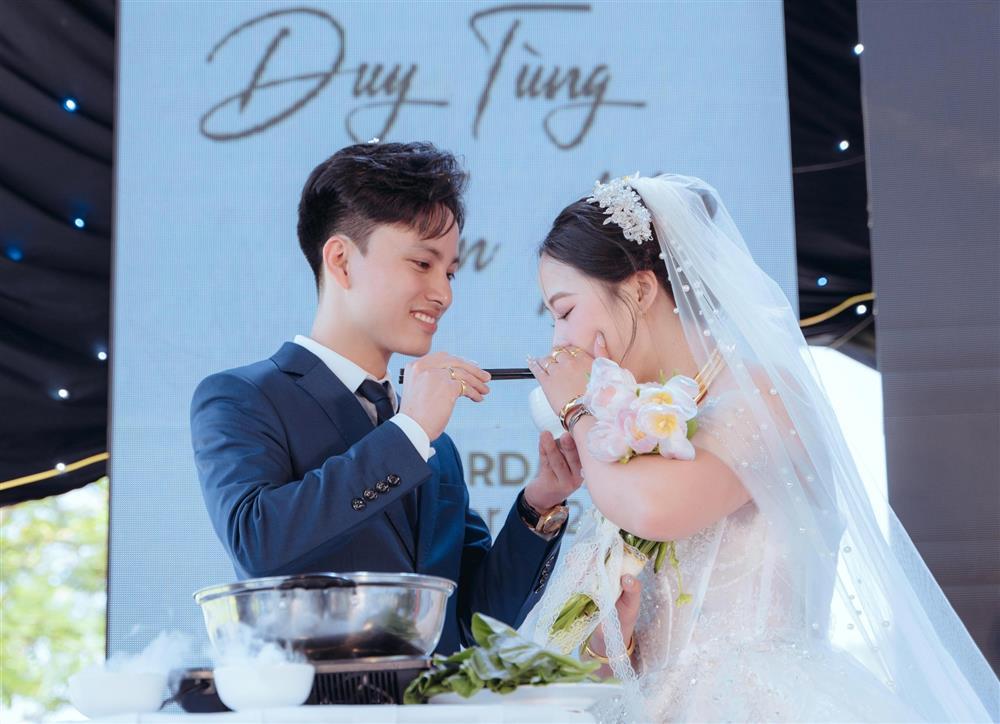 Chú rể Hà Nội nhúng lẩu, mời cô dâu thưởng thức ngay trên sân khấu lễ cưới-2
