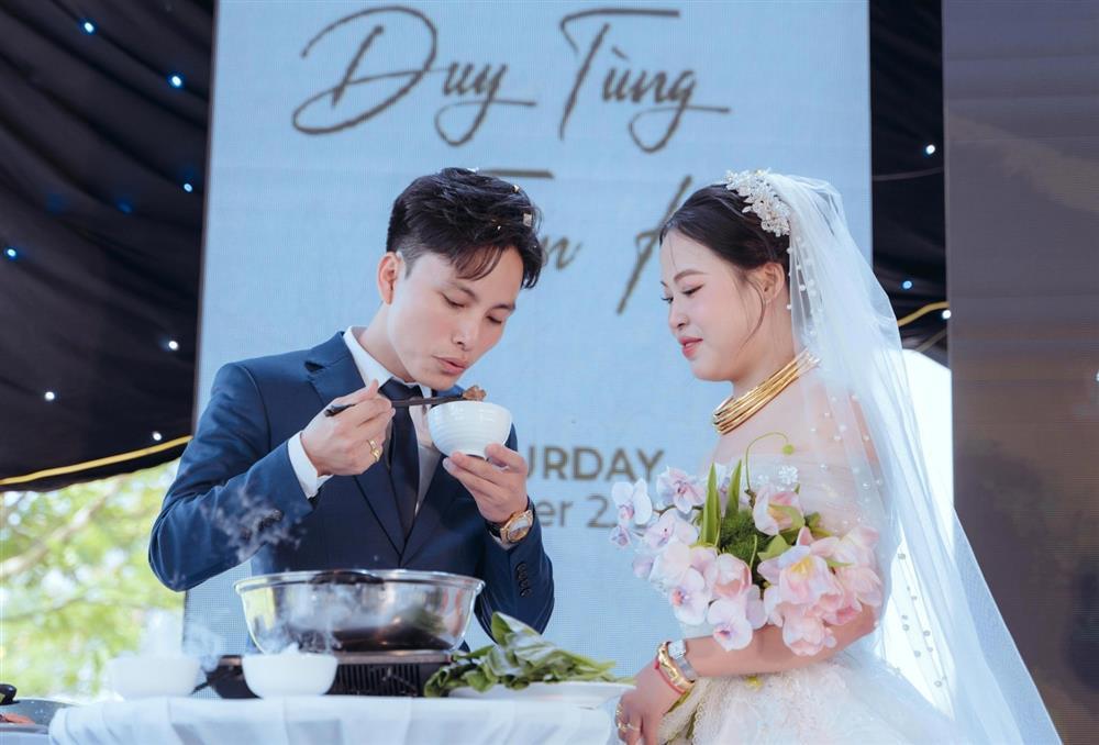Chú rể Hà Nội nhúng lẩu, mời cô dâu thưởng thức ngay trên sân khấu lễ cưới-3