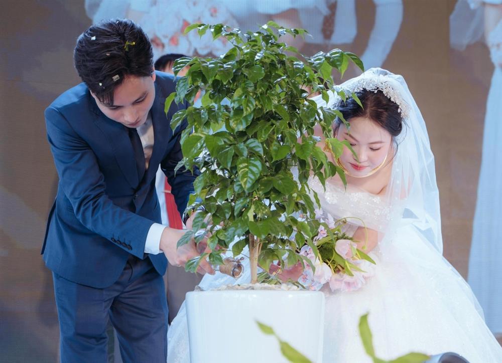 Chú rể Hà Nội nhúng lẩu, mời cô dâu thưởng thức ngay trên sân khấu lễ cưới-4