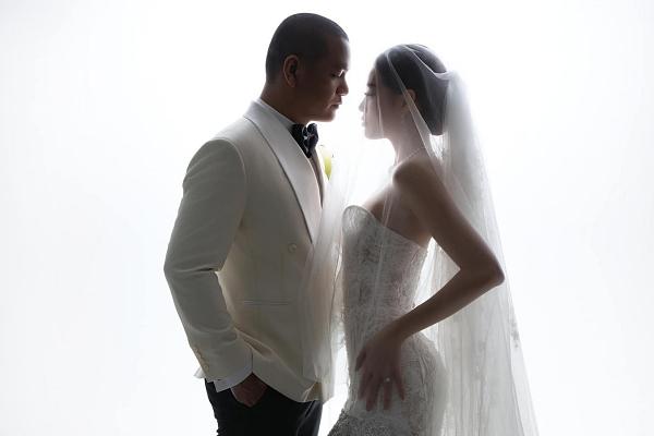 Hé lộ thiệp cưới của Hoa hậu Khánh Vân và chồng hơn 17 tuổi-5