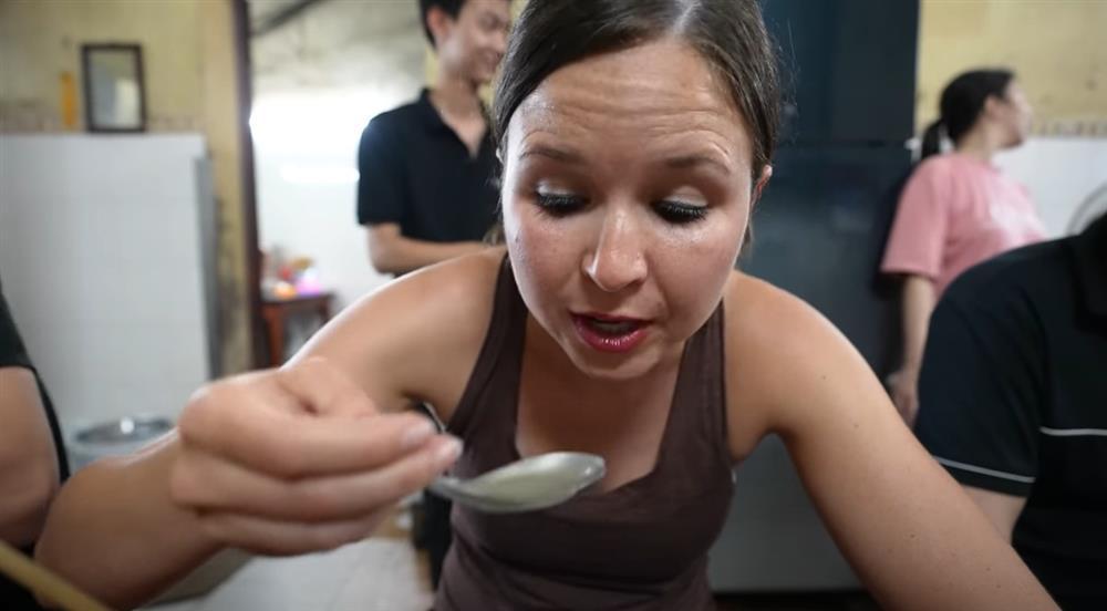 Khách Tây thử phở gia truyền ở Hà Nội, hết lời khen ngon, húp cạn cả nước dùng-1