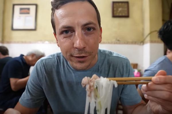 Khách Tây lần đầu nấu món Việt, thích thú học gói nem ở Ninh Bình-4