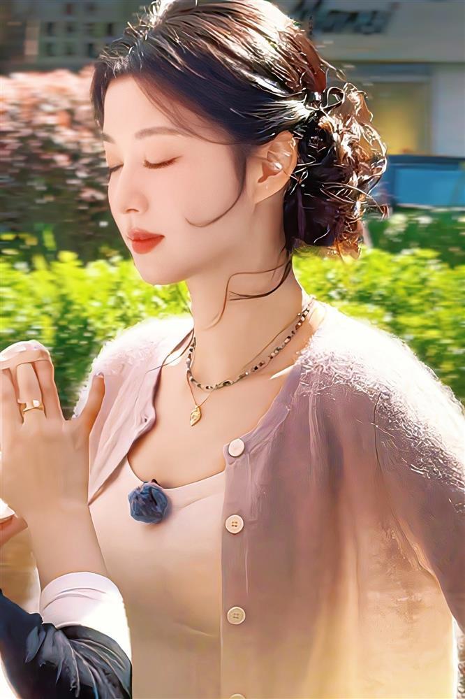 Bất ngờ gặp trên đường phố, dân tình sốc trước nhan sắc thật của Vương Sở Nhiên-1