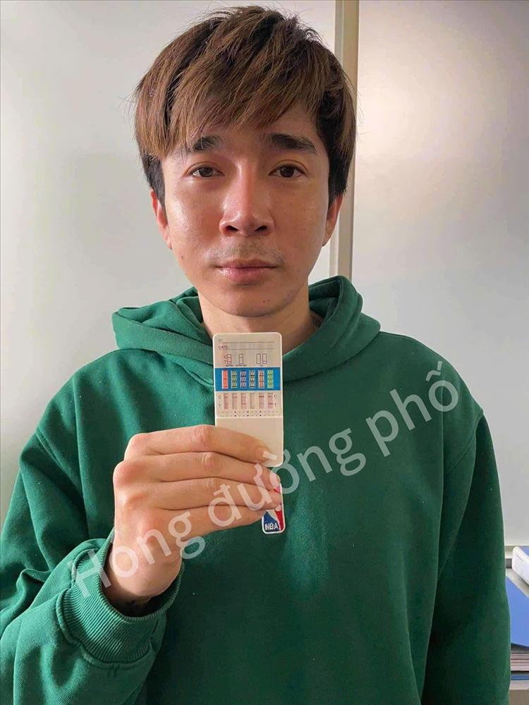 Những cú trượt ngã của ca sĩ Chi Dân-1