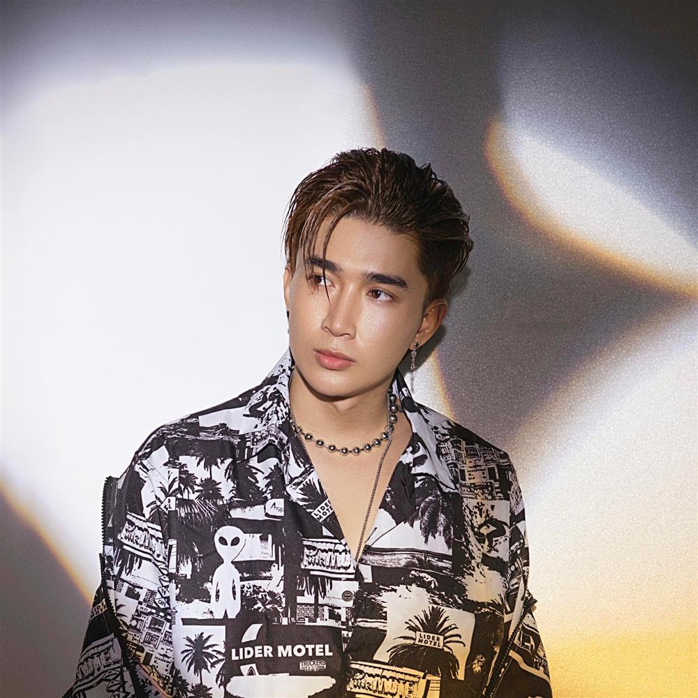 Những cú trượt ngã của ca sĩ Chi Dân-9