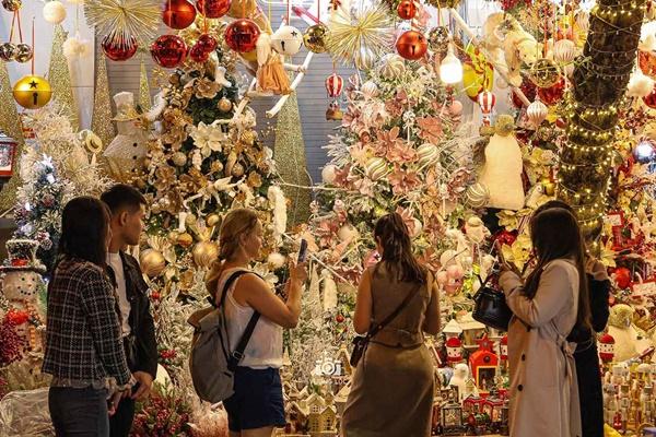 Mãn nhãn với màn trình diễn ánh sáng khởi động mùa Giáng sinh tại Brussels, Bỉ-1