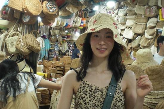 'Nữ hoàng cảnh nóng' Hàn Quốc đi chợ Nha Trang