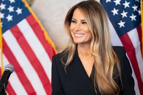 Vợ ông Donald Trump có nhan sắc 'hack' tuổi nhờ duy trì một thói quen dưỡng da tại nhà