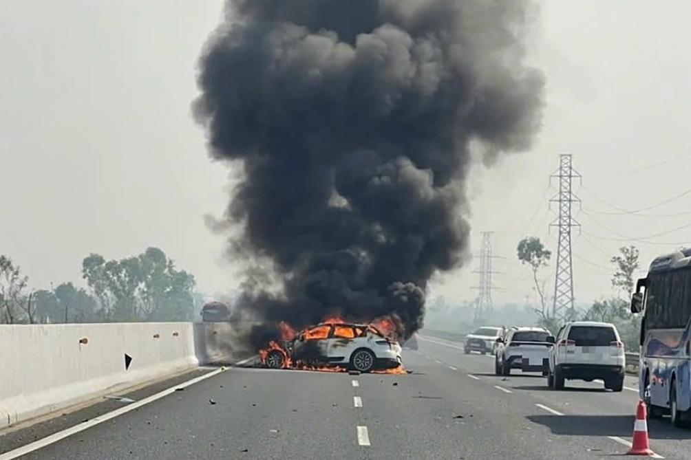 Cứu 2 người mắc kẹt trong đám cháy nhà 3 tầng ở trung tâm TPHCM-3