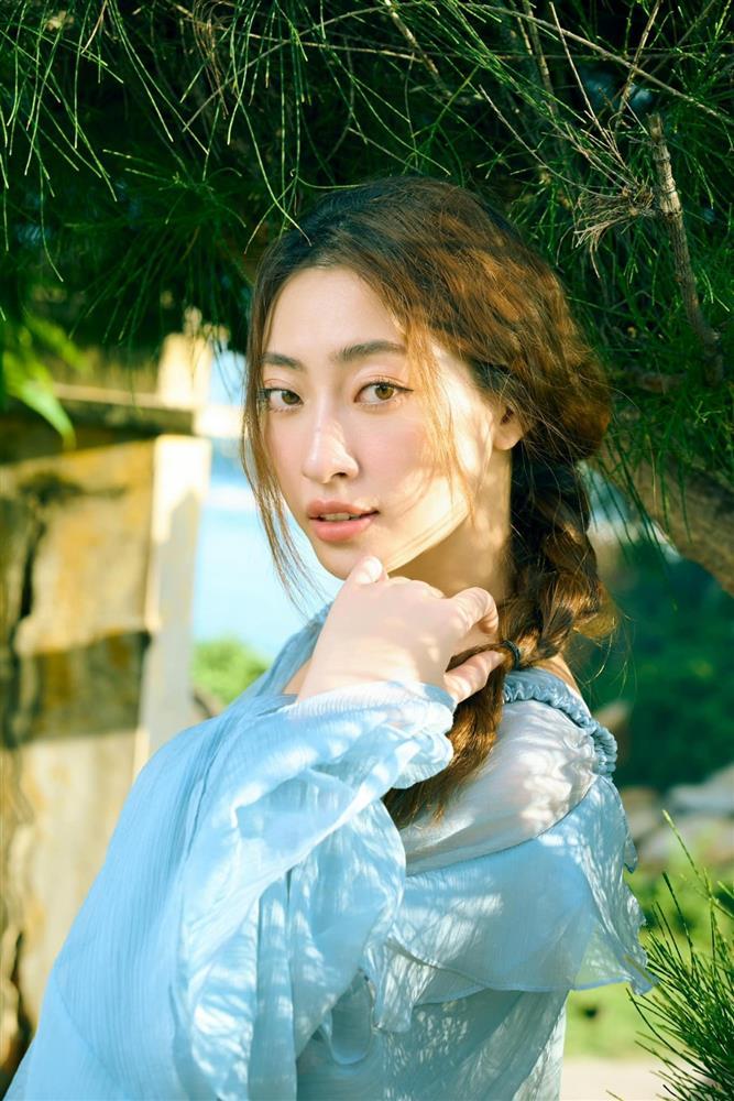 Vẻ đẹp tri thức của Hoa hậu Lương Thùy Linh ở tuổi 24-5