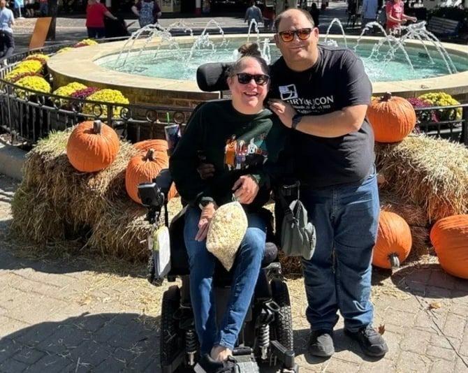 Cô gái khuyết tật có người yêu nhờ vụ cá cược với bạn thân đã qua đời-1