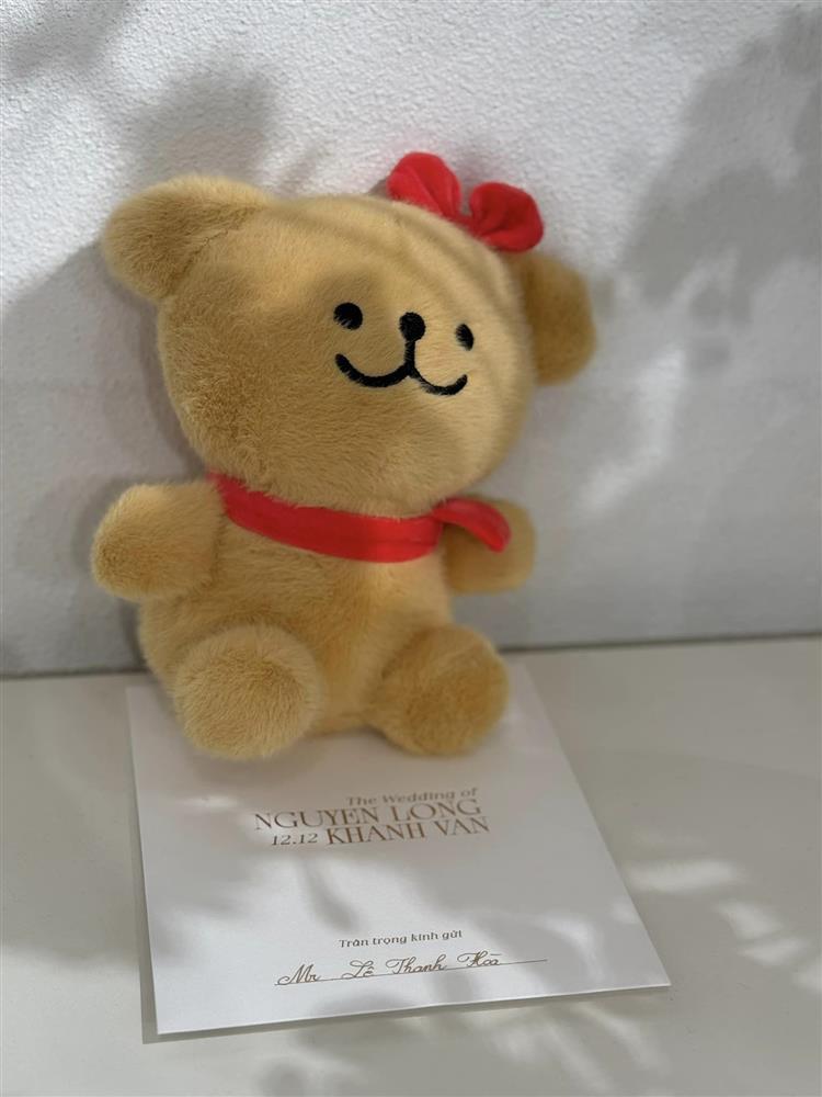 Hé lộ thiệp cưới của Hoa hậu Khánh Vân và chồng hơn 17 tuổi-3