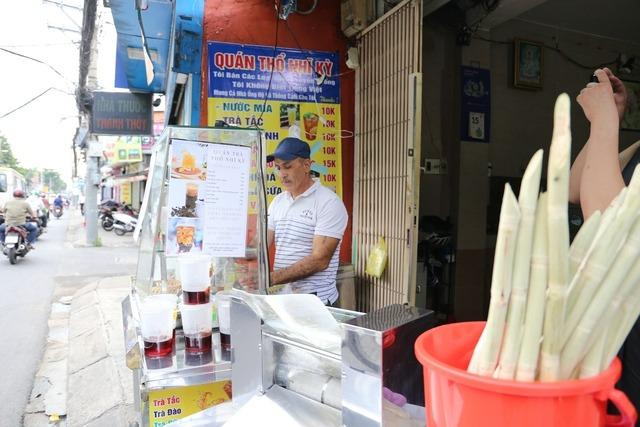 Độc lạ người đàn ông Thổ Nhĩ Kỳ sang Việt Nam… bán nước mía: Mấy ngày trước bán chưa được 100.000 đồng-1