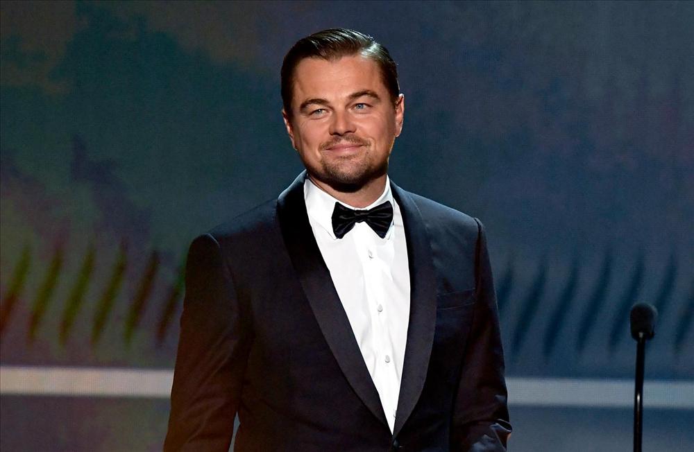 Đại tiệc sinh nhật siêu hot của Leonardo DiCaprio: Paris Hilton phát sáng giữa đêm, Brad Pitt ra mắt bạn gái mới-1