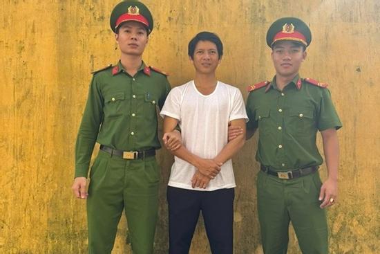 Bắt khẩn cấp kẻ ôm can xăng dọa giết mẹ con người tình cũ