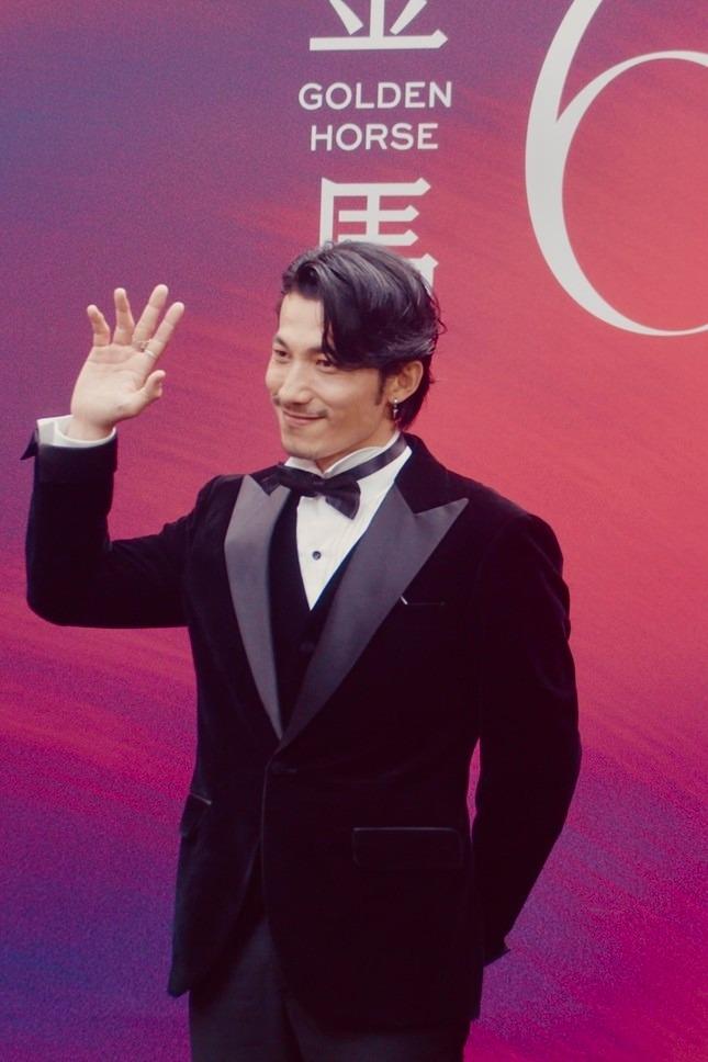 Liên Bỉnh Phát thân thiết bên Trương Quân Ninh, được truyền thông xứ Đài khen ngợi-2