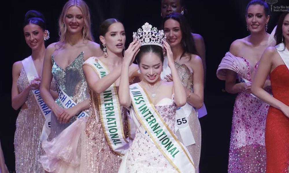 Khoảnh khắc Thanh Thủy giành vương miện Hoa hậu Quốc tế-8