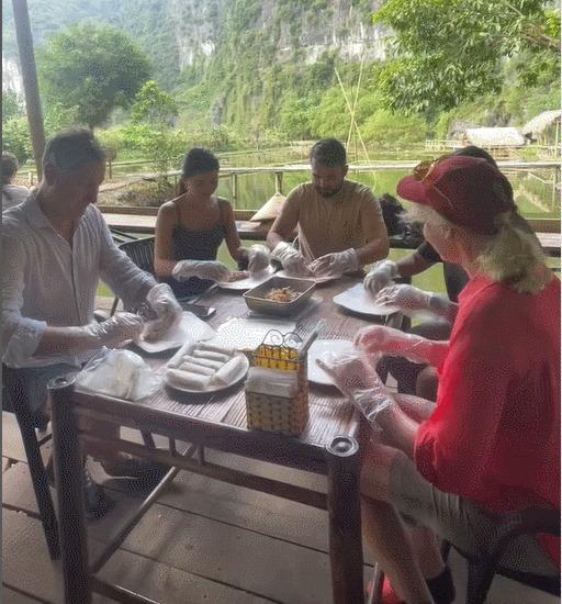 Khách Tây lần đầu nấu món Việt, thích thú học gói nem ở Ninh Bình-3