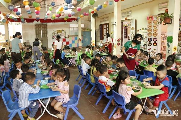 Điều động nữ hiệu trưởng mới sau vụ giáo viên bật khóc vì suất cơm 2 miếng chả-2