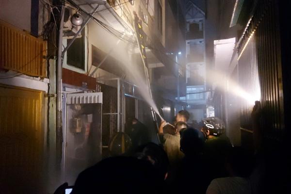 Xe cứu thương bốc cháy ngùn ngụt trước phòng cấp cứu bệnh viện tỉnh Nghệ An-3