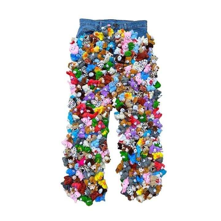 Chiếc quần jean đính 200 thú nhồi bông giá 16,4 triệu đồng gây sốt toàn thế giới-1