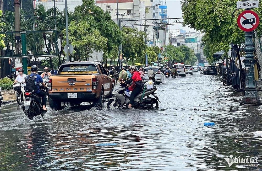 Du khách xắn quần lội nước ngập ở trung tâm TPHCM-5