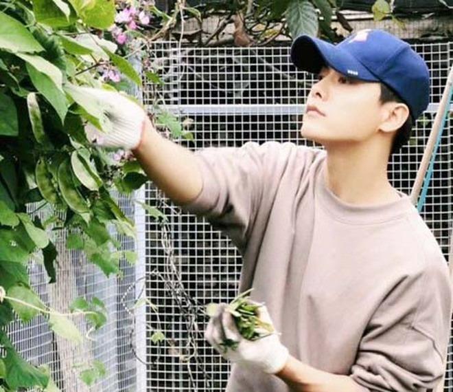 Sao nam đình đám 1 thời rời xa showbiz: Về quê trồng rau, nuôi gà... rảnh rỗi cắm hoa, thưởng thức cà phê-7