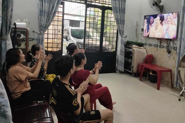 Cả xóm kéo đến nhà Hoa hậu Thanh Thủy ở Đà Nẵng-1