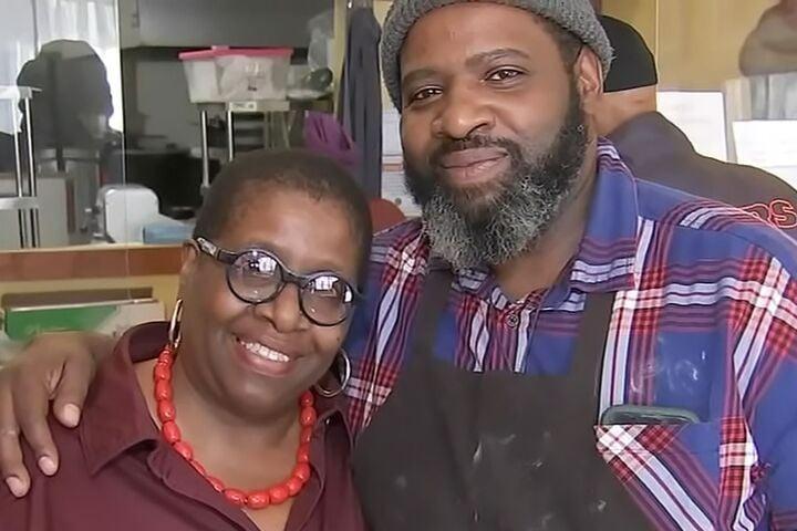 Lạc mẹ suốt 50 năm, tìm mãi hóa ra đó là bà chủ tiệm bánh gần nhà-1