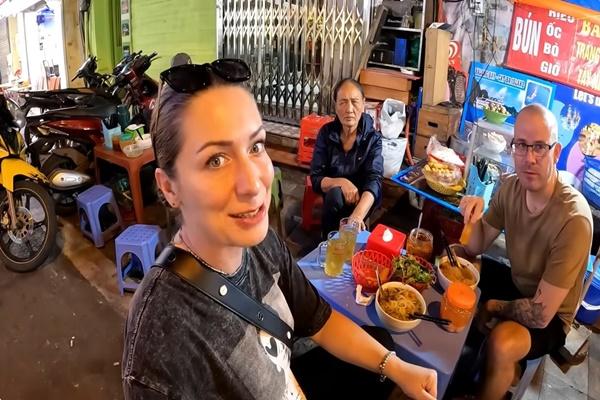 Phản ứng bất ngờ của khách Tây khi nếm thử món lòng lợn chấm mắm tôm-5