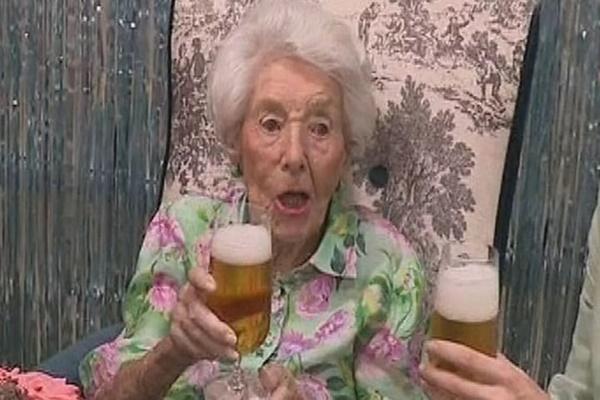 Cụ bà sở hữu bộ ảnh quý hiếm chụp trong 27 năm, ai xem cũng xúc động-7