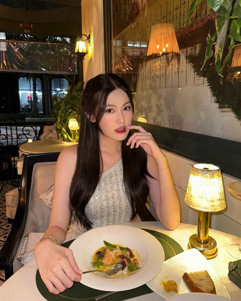 Thang máy vừa mở, bạn gái HIEUTHUHAI vội che đi 1 thứ, netizen khẳng định: Khác trên mạng!-5