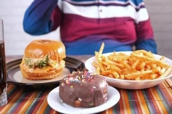 Bé 12 tuổi nguy cơ mù vĩnh viễn vì loại đồ ăn được giới trẻ ưa chuộng