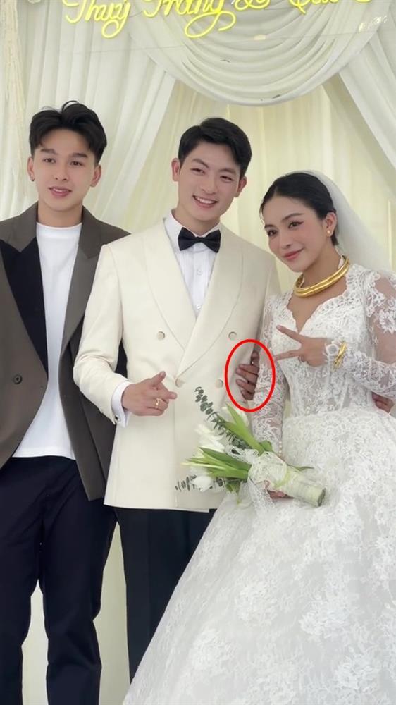 Cô dâu Trang Anna lên tiếng vụ nam khách mời có hành động lạ với chú rể, khiến người đẹp như tàng hình-3