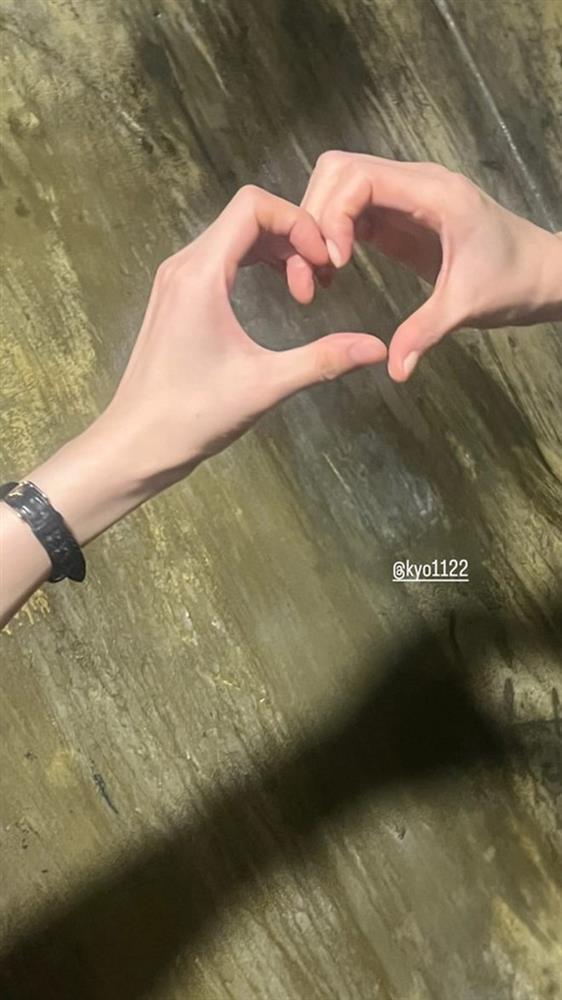 Song Hye Kyo tạo hình trái tim và công khai tình cảm với người đặc biệt?-1