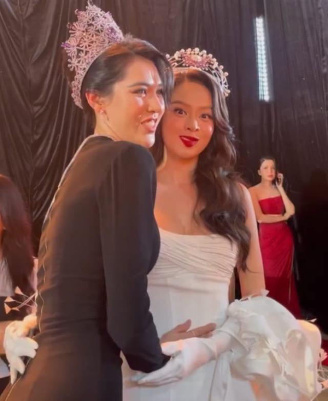 Hoa hậu Thanh Thủy - cây hài mới của Vbiz: Nhanh như chớp tặng fan cặp lông mi giả, chụp vội bức hình là có meme!-7