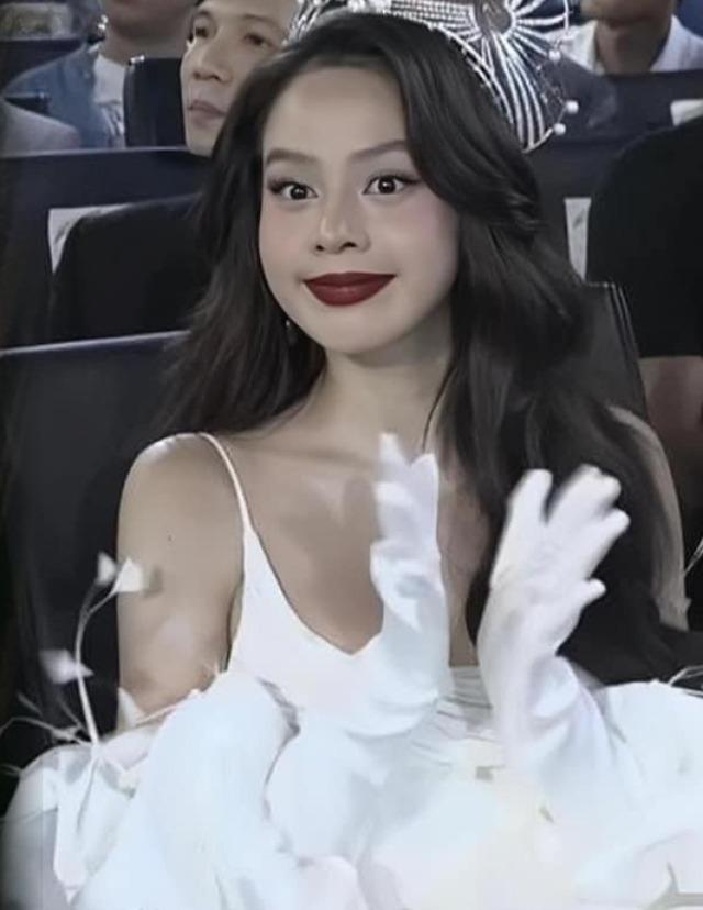 Hoa hậu Thanh Thủy - cây hài mới của Vbiz: Nhanh như chớp tặng fan cặp lông mi giả, chụp vội bức hình là có meme!-8